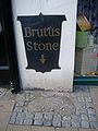 De Brutus Stone in Totnes (Devon), op de plek waar (volgens de Historia regum Britanniae) Brutus van Troje met zijn Trojanen aan land ging in Groot-Brittannië