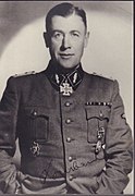 Portrait photo noir et blanc en studio d'un homme en uniforme allemand.