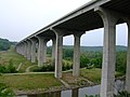 Plus un viaduc est haut, moins son impact fragmentant se fera sentir au sol. (Ohio Turnpike Bridge (Interstate 80) sur la rivière Cuyahoga (États-Unis). Ce type d'ouvrage peut néanmoins poser des problèmes pour certains oiseaux migrateurs qui suivent les vallées.