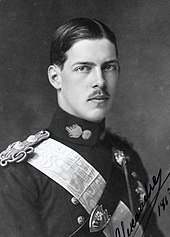 photographie noir et blanc d'un homme moustachu en grand uniforme