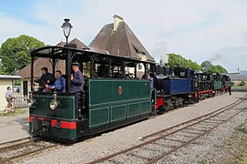 La HL303 de l'ASVi devant la 040T no 22 du Velay Express à Saint-Valery-Ville en 2021.