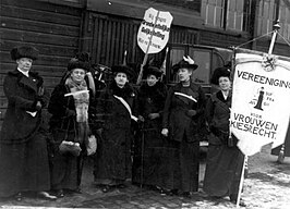 Bestuursleden van de "Vereeniging voor Vrouwenkiesrecht", 1914, met Van Lanschot Hubrecht als tweede van rechts