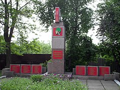 Monument aux morts de soixante soldats de l'Armée rouge à l'école no 18