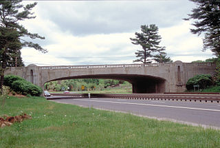 <span class="mw-page-title-main">Rigid-frame bridge</span> Type of bridge