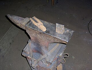 <span class="mw-page-title-main">Hardy tool</span> Tools used with an anvil