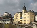 Het Unteres Schloss in Greiz, met op de achtergrond het Oberes Schloss, die beiden door Louise en Hendrik XIII werden bewoond