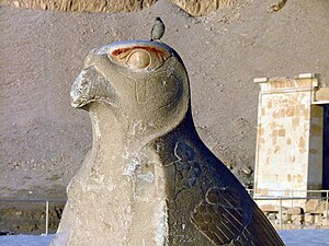 Statue d'Horus à l'entrée du temple.