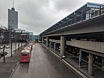 Tunnelbanan och bussterminalen.