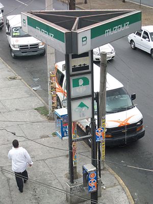 Picture of a sign indicating one of the entrances to Múzquiz station.