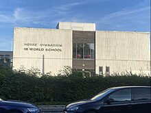 Photo d'un bâtiment blanc carré avec inscrit dessus "Nørre Gymnasium, IB world school"