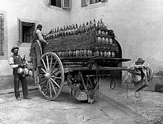 Scarico dei fiaschi di vino da un carretto nel 1900