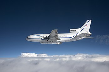 Avion Lockheed L-1011 TriStar transportant une fusée Pegasus abritant les satellites météorologiques CYGNSS, le 12 décembre 2016, en vue de leur lancement qui ne sera effectué que trois jours plus tard à la suite d'un report. (définition réelle 7 360 × 4 912)