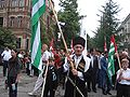 Parata con bandiere dell'Abcasia