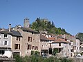 Au sommet, les ruines du château. Sur le flanc, la tour romane.