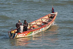 Pirogues de pêche aux couleurs vives, communes à Bakau.