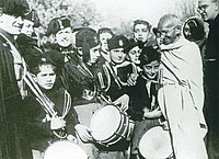 Gandhi visita Roma e l'Opera Nazionale Maternità e Infanzia alla Garbatella, dicembre 1931.