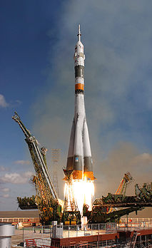 A nave espacial Soyuz TMA-13, transportando o comandante da Expedição 18 Michael Fincke, o engenheiro de voo Yuri Lonchakov e o turista espacial americano Richard Garriott, foi lançada no domingo, 12 de outubro de 2008 do Cosmódromo de Baikonur no Cazaquistão. (definição 2 592 × 4 235)