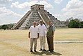 Bush Meksikon presidentin Felipe Calderonin kanssa Uxmaláin pyramideillä vuonna 2006