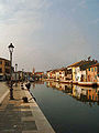 Lungo le banchine del porto canale