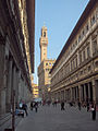 Usko dvorište ispred galerije Uffizi s pogledom na toranj gradske vijećnice Pallazo Vecchio koja je prije služila kao umjetnička galerija.