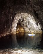 le lac d'entrée de la grotte de Gournier avec un canot