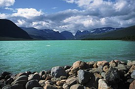 Blick von Osten über den See Ladtjojaure zum Kebnekaise-Massiv