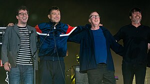 Blur на стадионе Уэмбли в 2023 году. Слева направо: Грэм Коксон, Деймон Албарн, Дейв Раунтри и Алекс Джеймс.