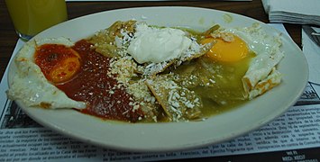 Qizil va yashil souslar quyilgan chilaquiles