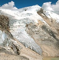 Una glacera alpina. S'aprecia la zona d'acumulació, la llengua i la zona de fusió.