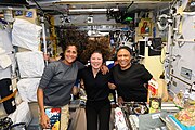 Sunita Williams, Tracy Dyson e Jeanette Epps durante una cena sul modulo Unity