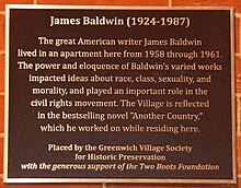 Photographie d'une plaque commémorative en l'honneur de James Baldwin et de sa contribution aux droits civiques.