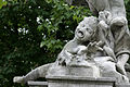 Météorisation par pollution de l'air et pluies acides (sur statues de pierre calcaire).