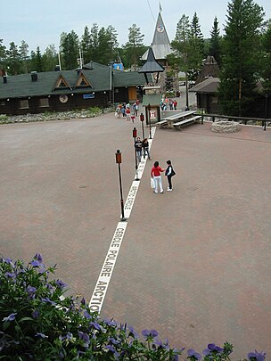 Symbolische markering van de poolcirkel in het attractiepark Dorp van de Kerstman bij Rovaniemi (Finland)