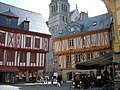 As típicas casas do casco antigo de Vannes, coa catedral asomando por detrás