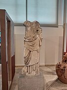 Young goddess statue, 4th cent. BC, AM Piraeus 08.jpg