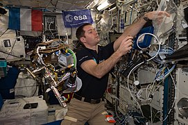 Thomas Pesquet au travail dans le laboratoire européen Columbus.