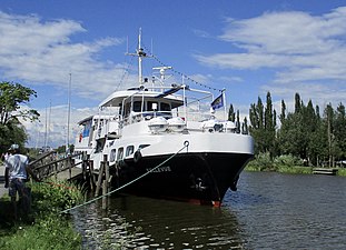 M/S Bellevue vid bryggan i Töreboda