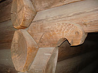 Sculpture sur bois ornementale en forme de tête d'aigle sur un billon en saillie dans le mur du loft d'Ose au Norsk Folkemuseum.