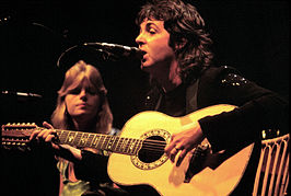 Linda (links) en Paul McCartney (rechts) in 1976.