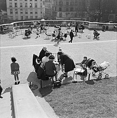 Récréation au pied de la basilique du Sacré-Cœur, photo d'archive de Willem van de Poll (1965).