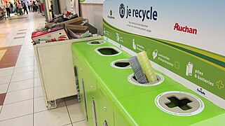 Collecte sélective dans un magasin Auchan à Toulouse.