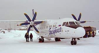 El gran avión Antonov An-140 estacionado en una pista cubierta de nieve