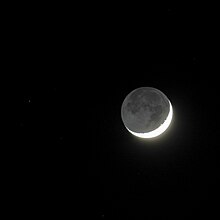 The night side of the moon, illuminated by earthshine, becomes visible next to the narrow crescent (11 percent, age of the moon = 3.3 days) with ash-grey moonlight. Image taken 20deg over the western evening sky shortly after the equinox in spring with a particularly steep ecliptic as seen from Berlin. On the left, the star Omicron Arietis (37 Ari, 6,2 ) in the constellation Aries. Aschgraues.Mondlicht.P1162513.jpg