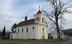 Kostel Archanděla Michaela a památná lípa malolistá ve Skryjích