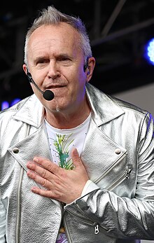 Jones performing in 2015 Howard Jones (musician).JPG