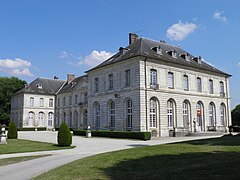 Le palais abbatial depuis le sud-ouest. La façade occidentale avec l'escalier d'honneur donne sur le jardin à la française. Dans l'aile nord, l'entrée au musée Jacquemart-Andrée.