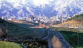 Skyline van Teheran met op de achtergrond het Elboers-gebergte