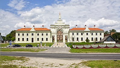 Адноўленая брама і флігелі палаца