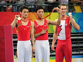 Dong (midden) na het behalen van een bronzen medaille op de Olympische Zomerspelen 2008