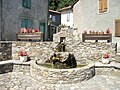 Une fontaine et abreuvoir en face de l'église.